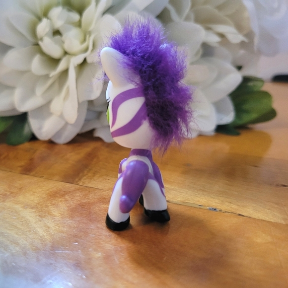 Littlest Pet Shop LPS #2470 Zebra White Purple Green Eyes 2006 - Picture 4 of 13